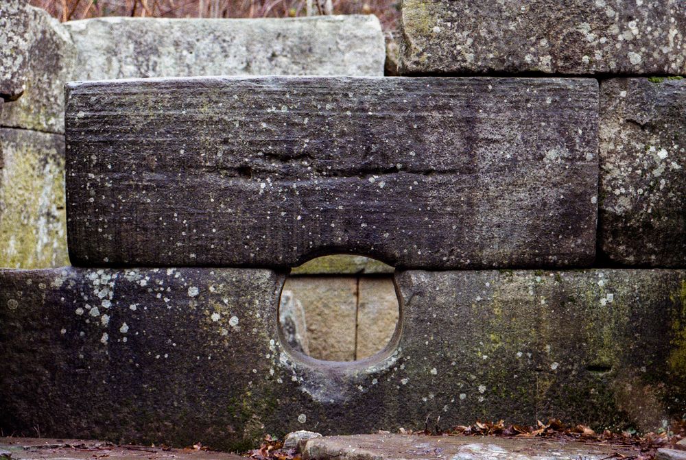 Лицо древности - фасад Кавказского дольмена