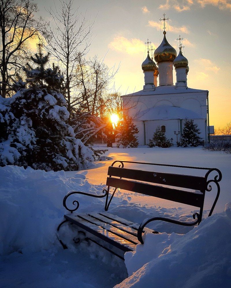 Как мало в мире тишины, Той.бесконечной, изначальной, Где звуки сердца там слышны, Той, где звучат они кристально. Как мало в мире тишины, Лишь только бы её хватило, Услышать то, что мы нужны, Услышать то, что мы любимы  © Роман Хорин 