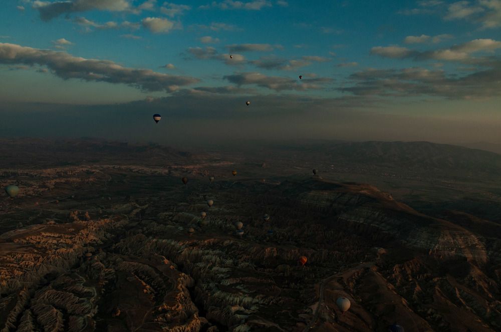 На большом воздушном шаре