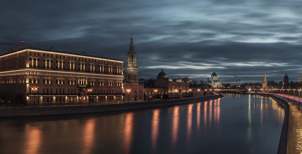 Центр столицы России с видом на храм Софии Премудрости Божией в Средних Садовниках и храм Христа Спасителя