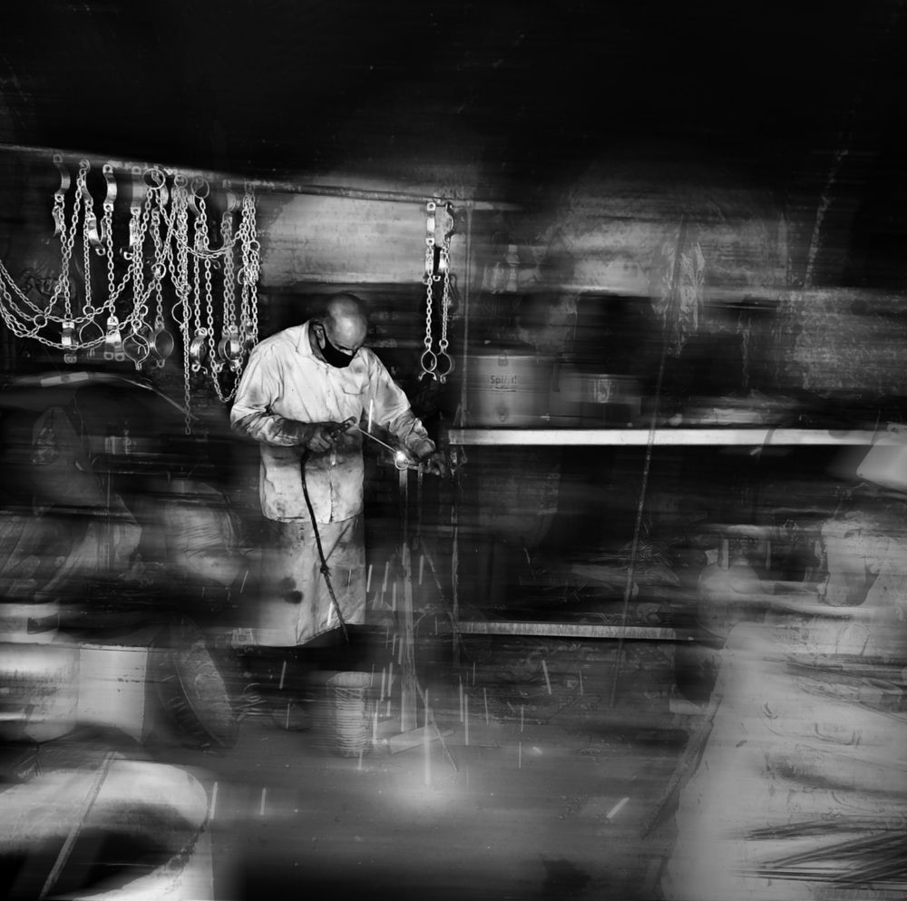 Making chains and shackles for prisoners during the era covid19