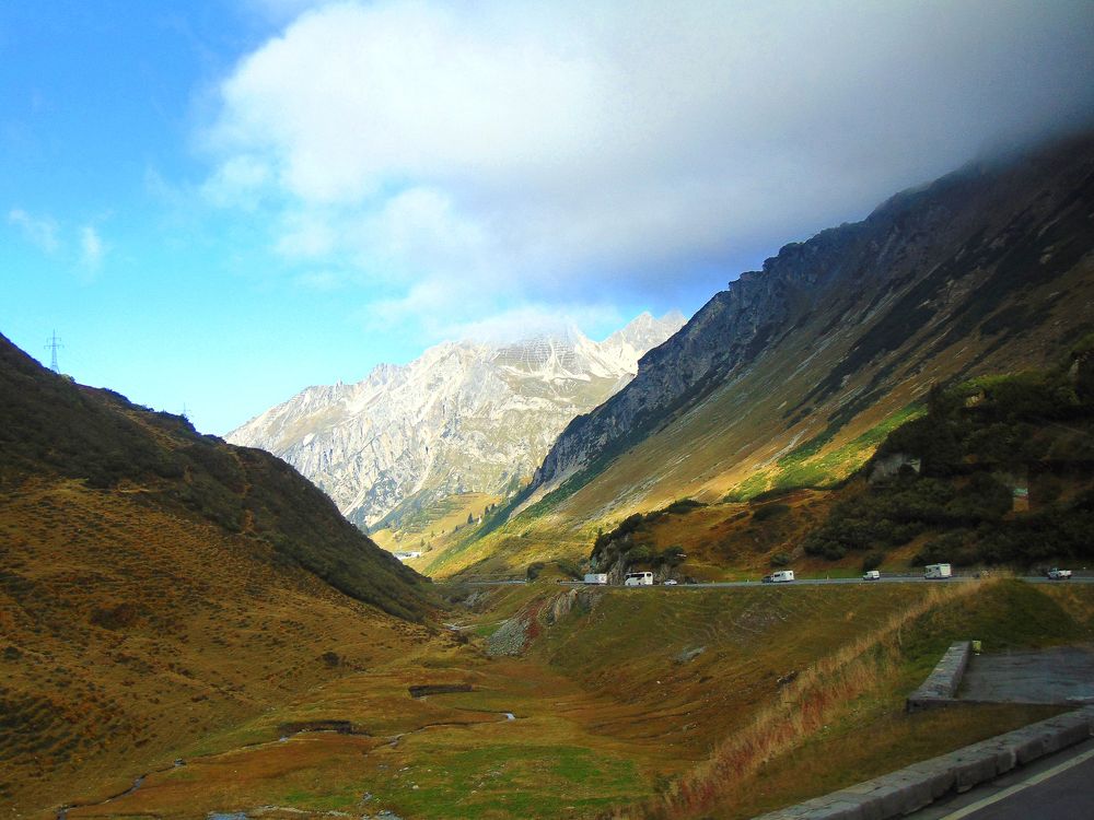 Солнечный день в горах.