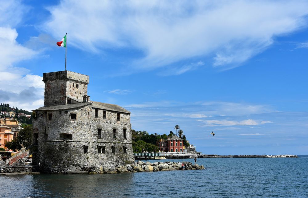 Форт Рапалло в солнечную погоду.