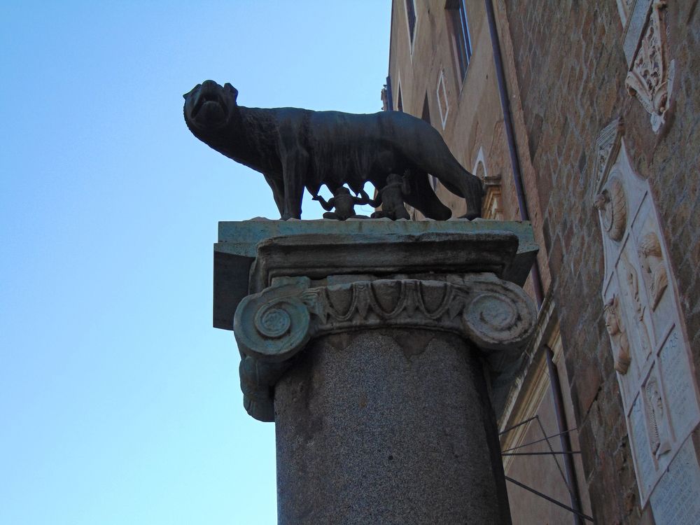 Капитолийская волчица в Риме.