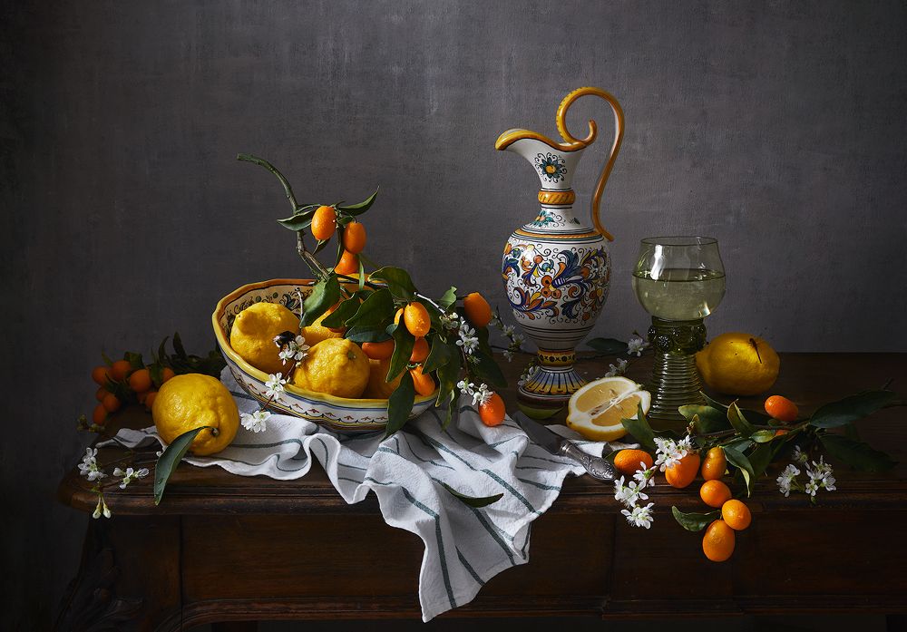 Натюрморт с цитрусами и цветущими ветками