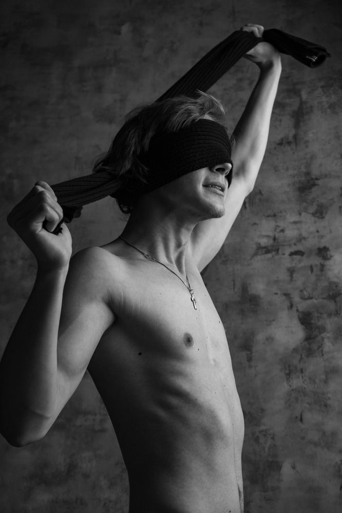 С широко закрытыми глазами.