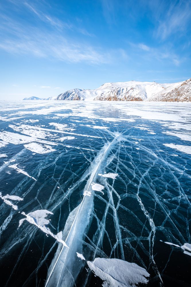Паутина из трещин на прозрачном льду Байкала
