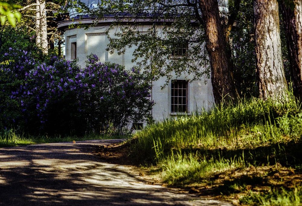 Городская архитектура свежим весенним утром