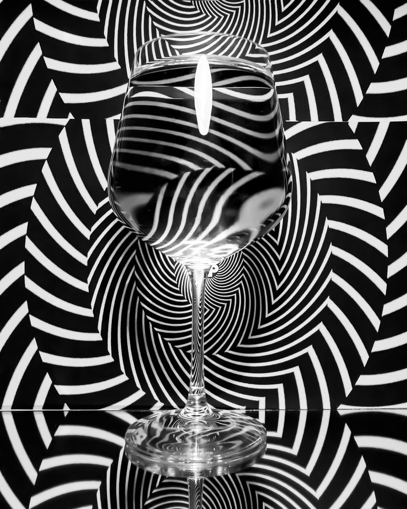 Чёрно-белое и стекло