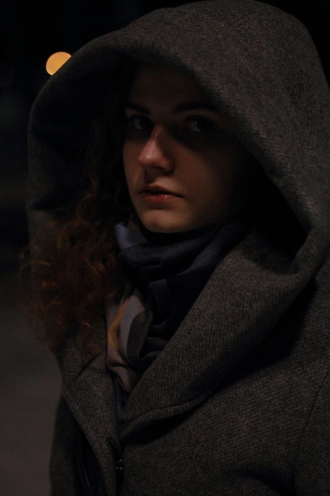 Вечер. Девушка в капюшоне.