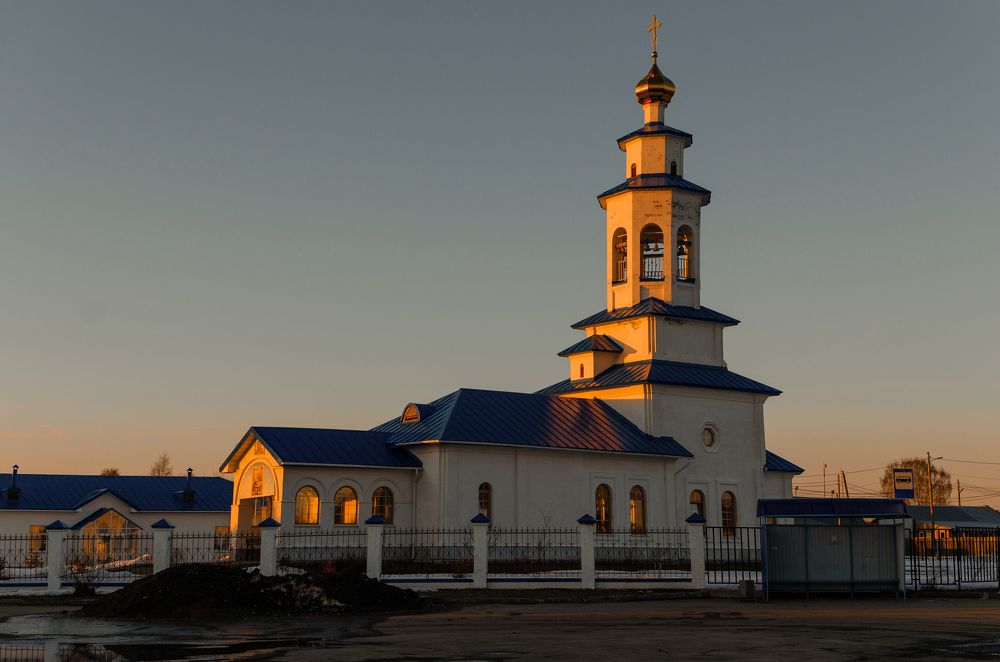 Храм Рождества Богородицы в закатном свете.
