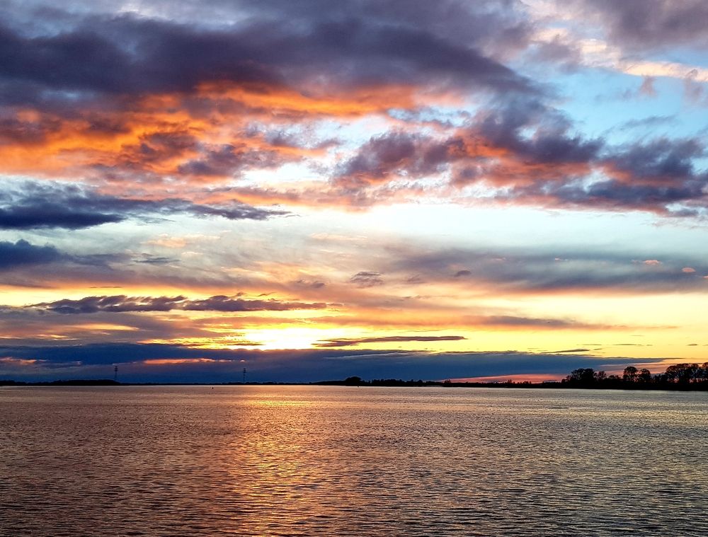 Весна. Волга. Вечер.