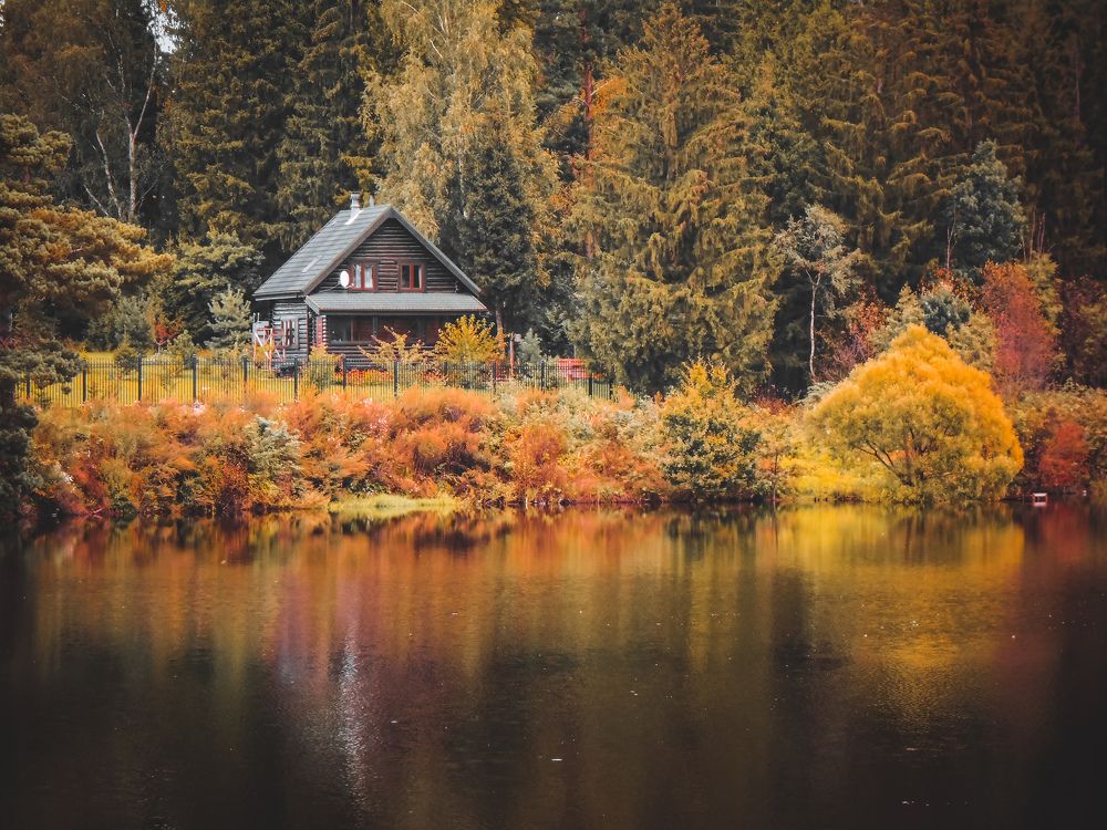 Домик у озера