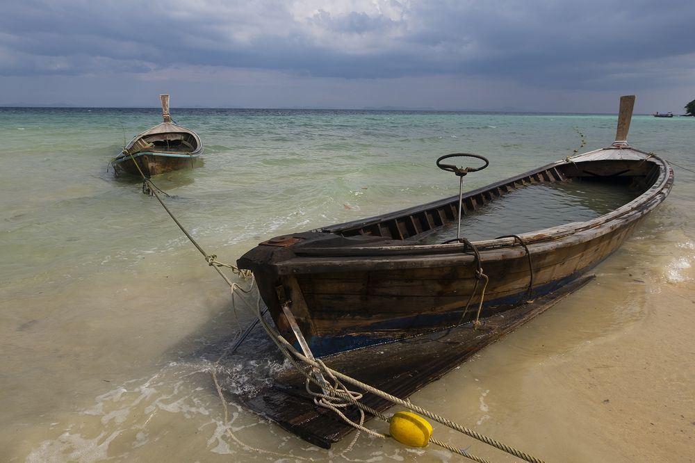 Old leaky boats after the storm - Старые лодки, прибитые к берегу после шторма