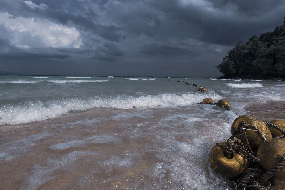 Fishing buoys on the beach - Рыбацкие буи на берегу