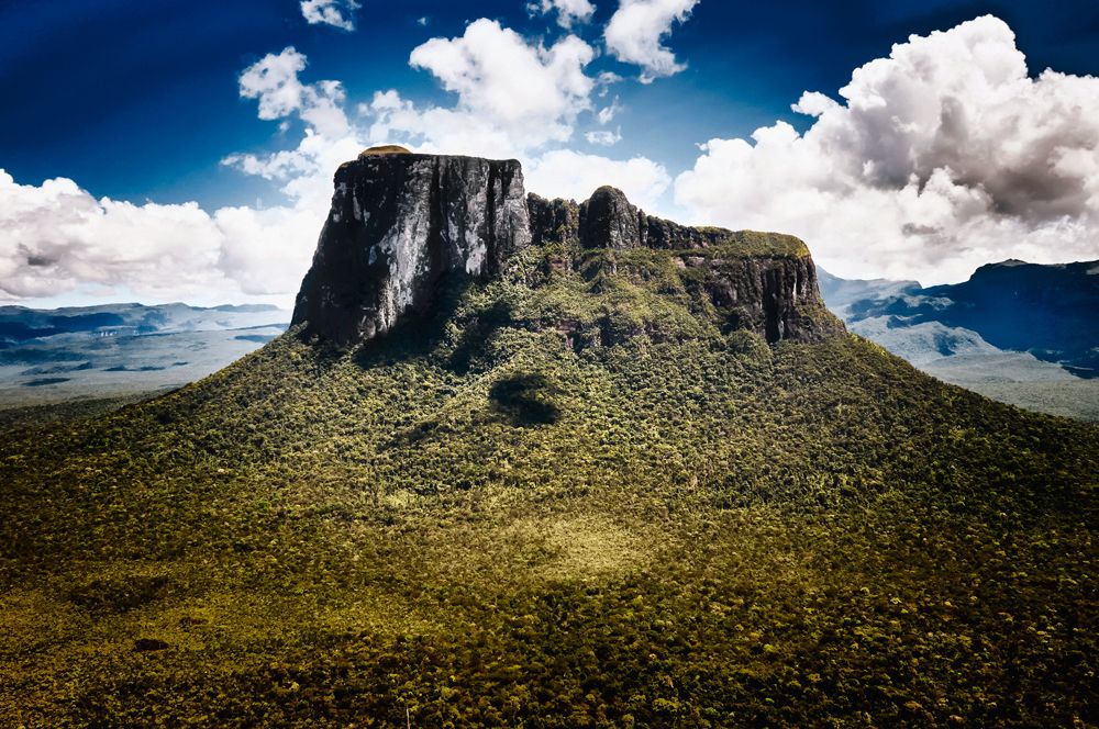 Cerro Autana, (euwabey o árbol de la vida en dialecto piaroa)