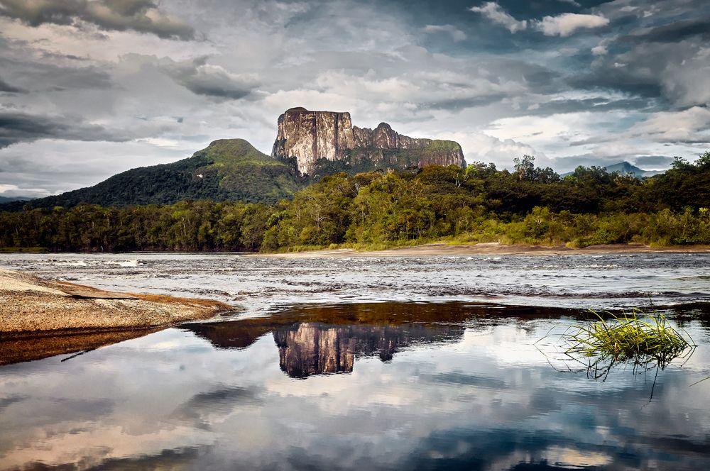 Cerro Autana, (euwabey o árbol de la vida en dialecto piaroa)