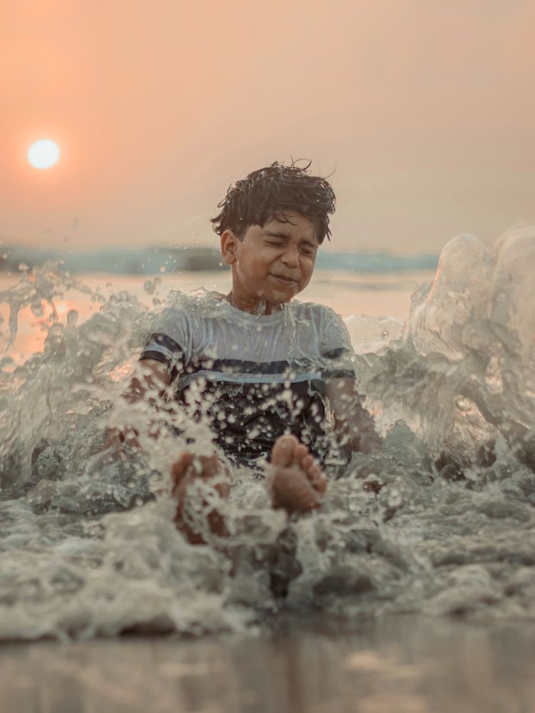 Forget yourself in the waves of the sea
