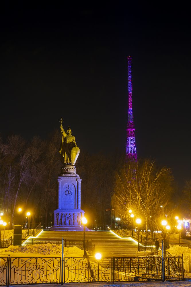 Памятник и телебашня