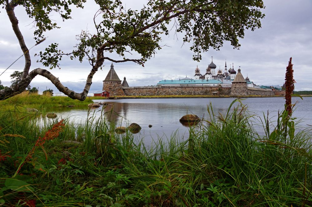 Соловецкий монастырь и кремль. Святое озеро. Остров Большой Соловецкий.