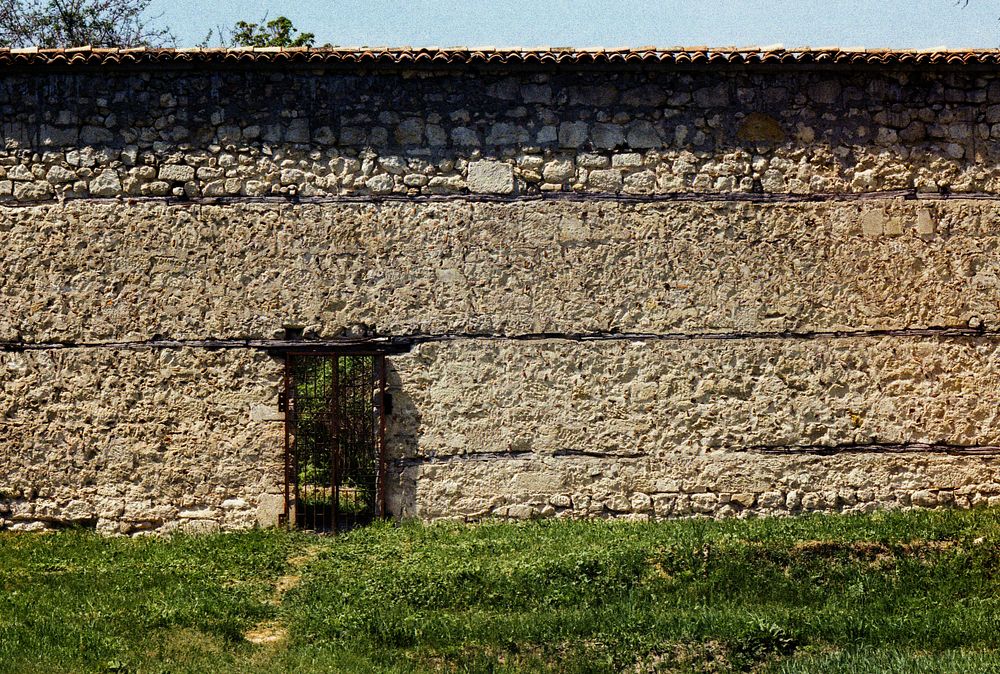 Проход в древней стене