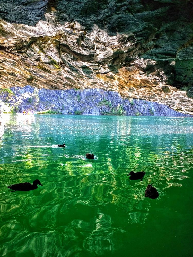 Грот в Мраморном каньоне Рускеала.