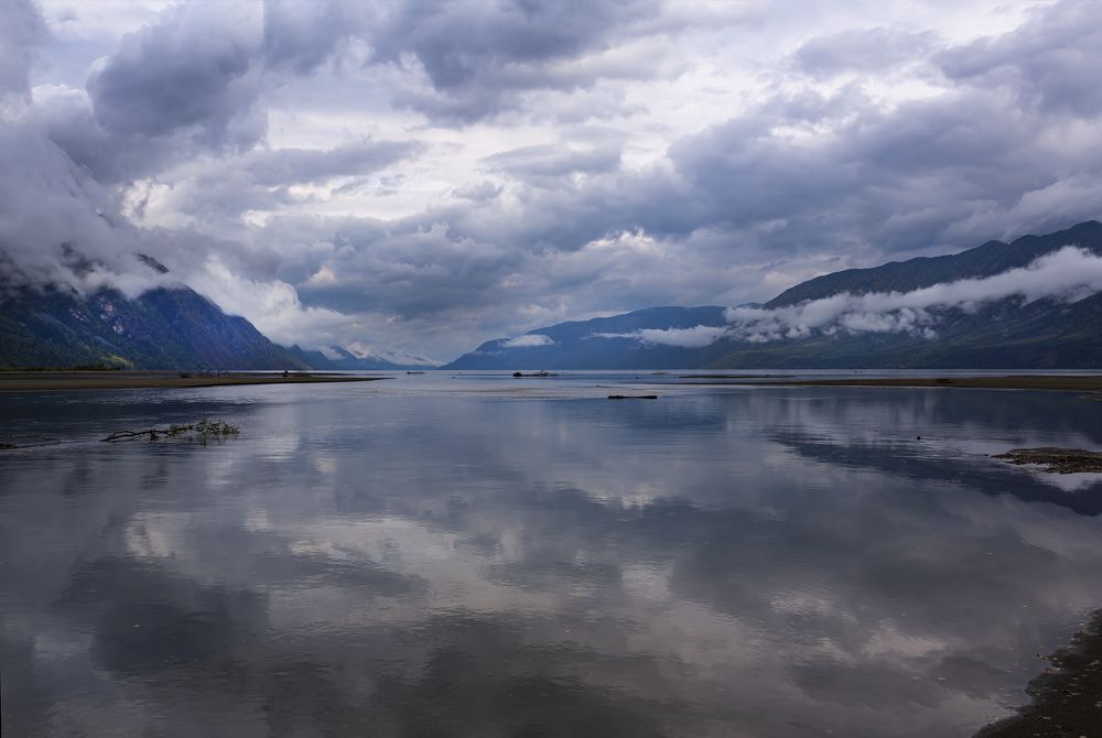 В воду смотрятся облака.