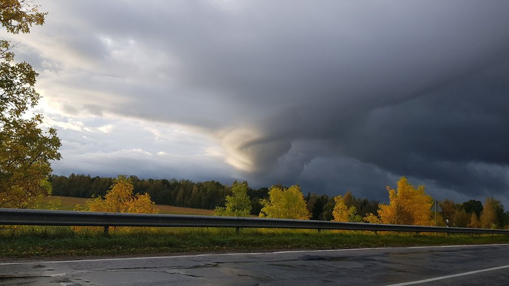 идет гроза.