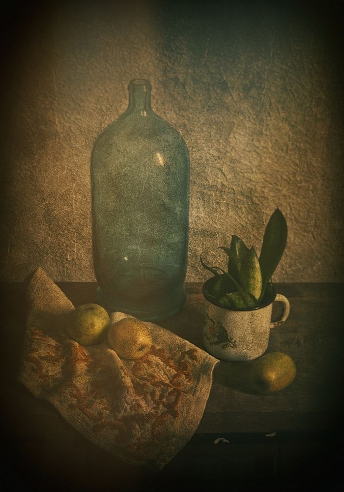 Бутыль и яблоки