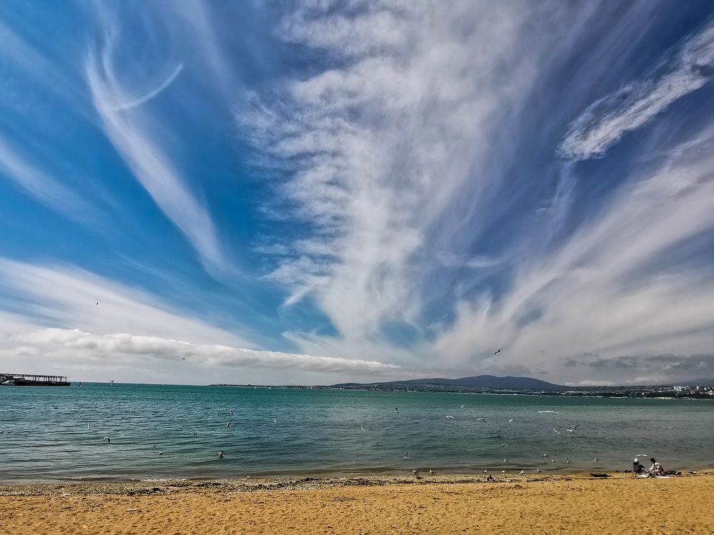 Апрельский полдень на набережной Геленджика.