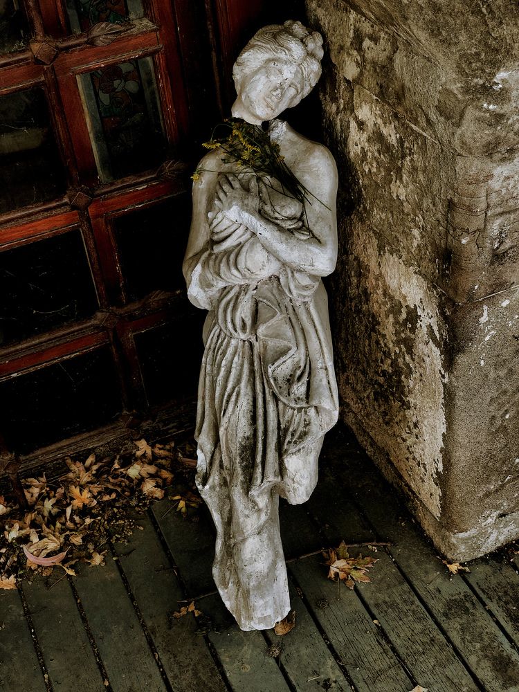 Одинокая статуя