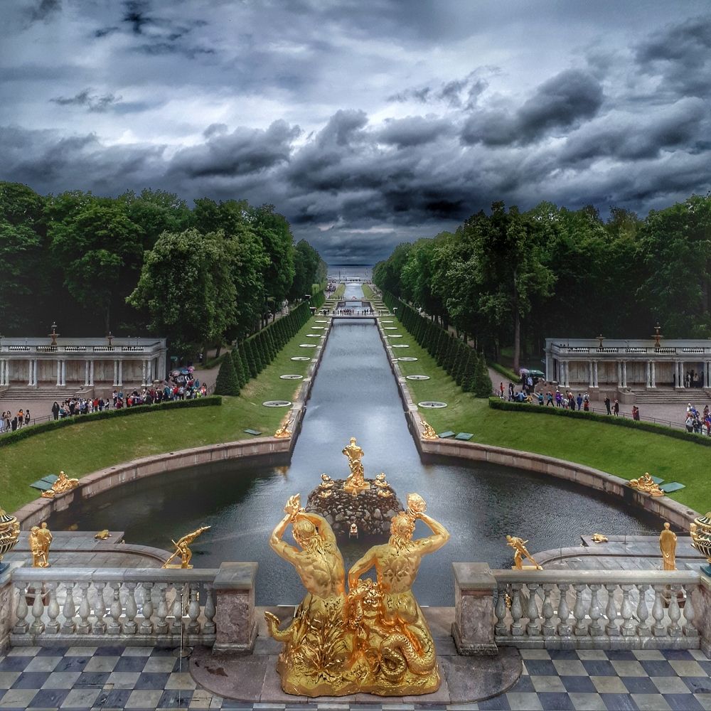 Темные облака Петергофа.