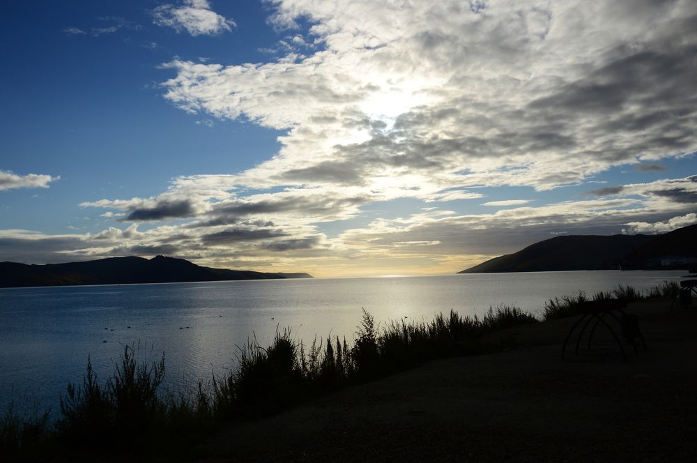 Вечерний закат над заливом морским