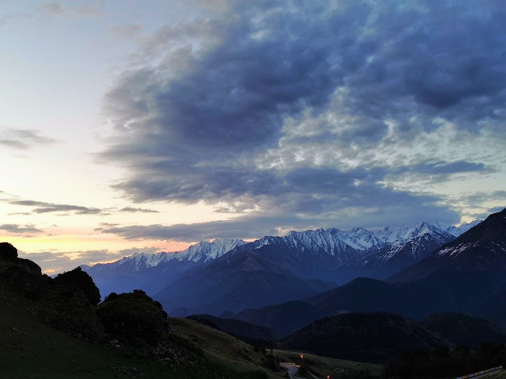 Горные кружевные облака в  предрассветный час