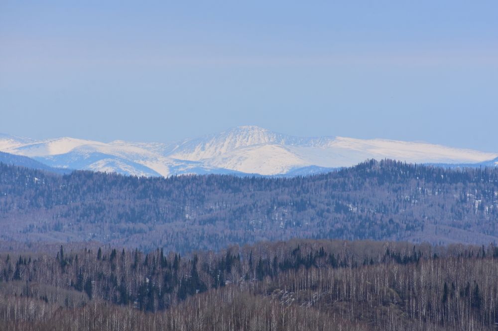 Майская дымка облаков над суровой красотой.