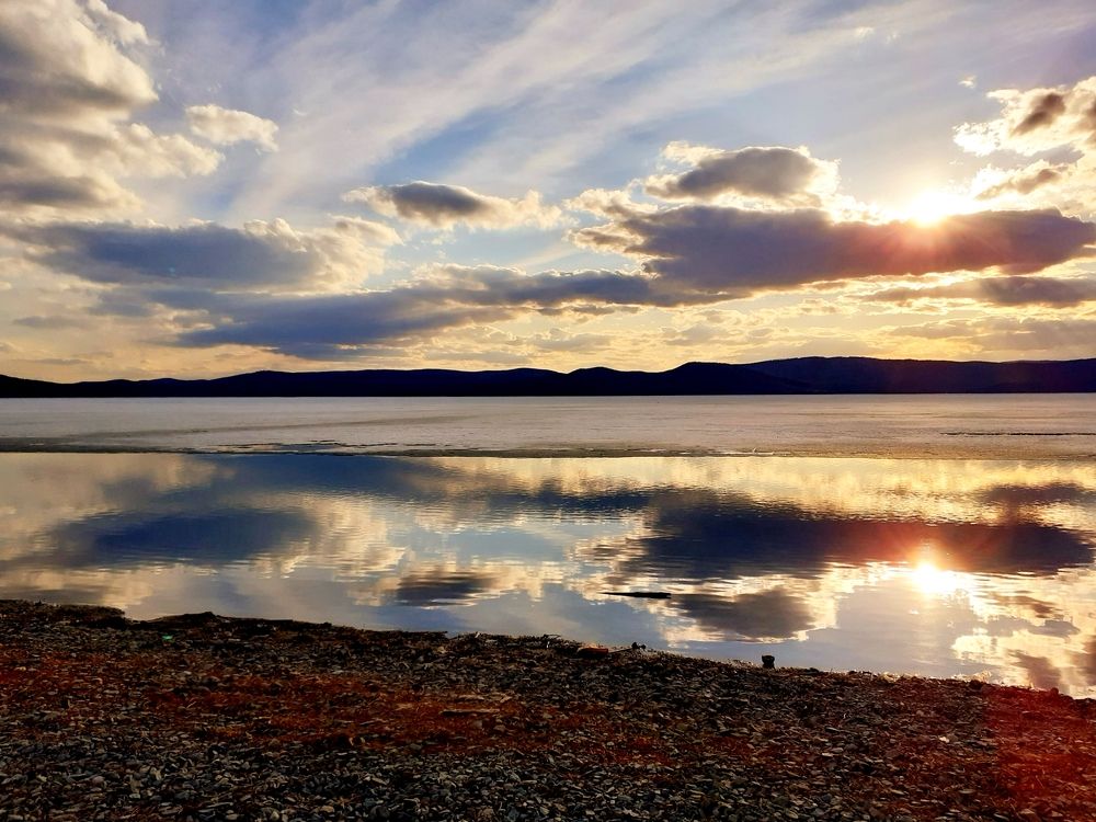 Закат сквозь облако течет туманно-желтый....