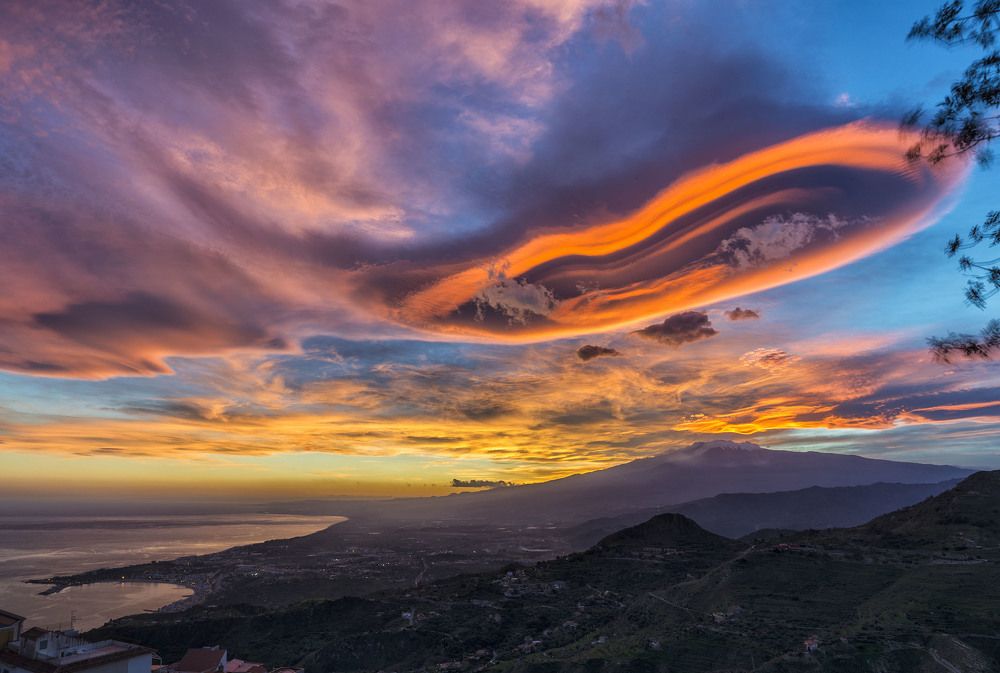 Облако над вулканом Этна.