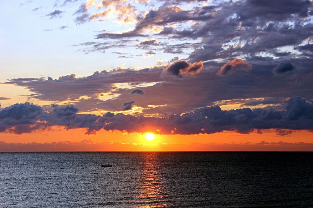 Море, солнце, облака.