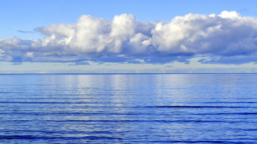 Над небом голубым...