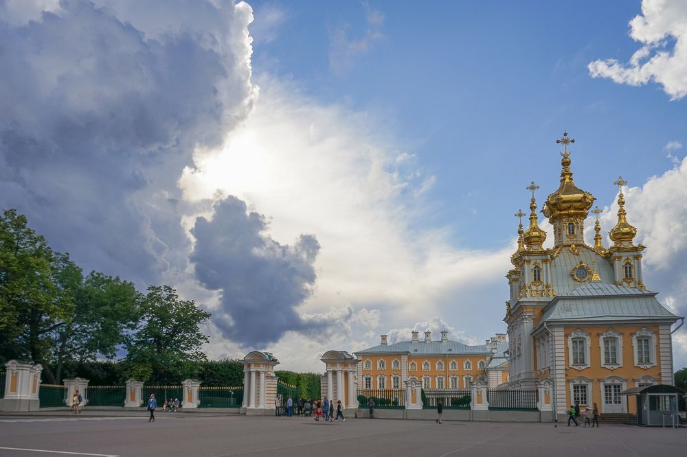 В Петергофе.