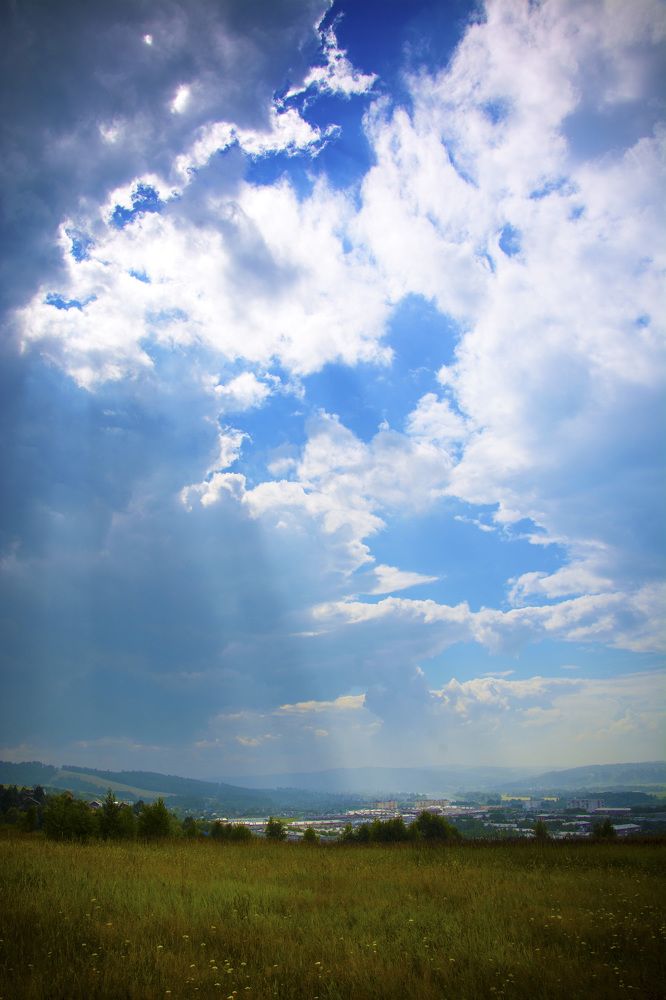 синее небо за облаками