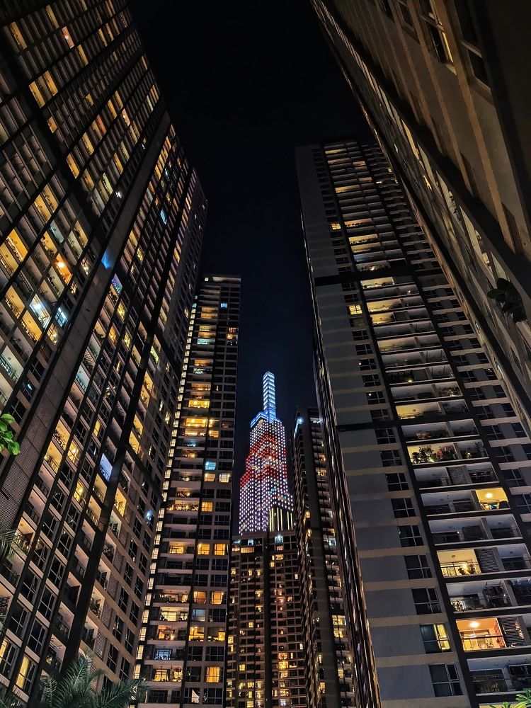 Landmark 81 in between buildings