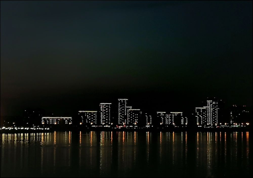 Ночь на городской реке