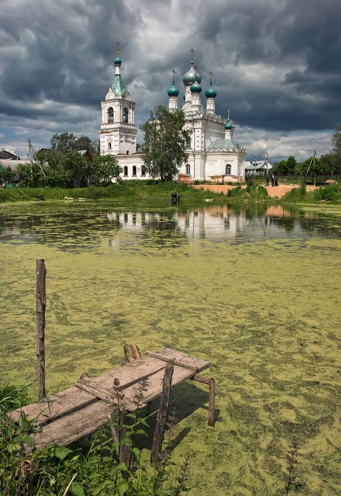 Храм у пруда.