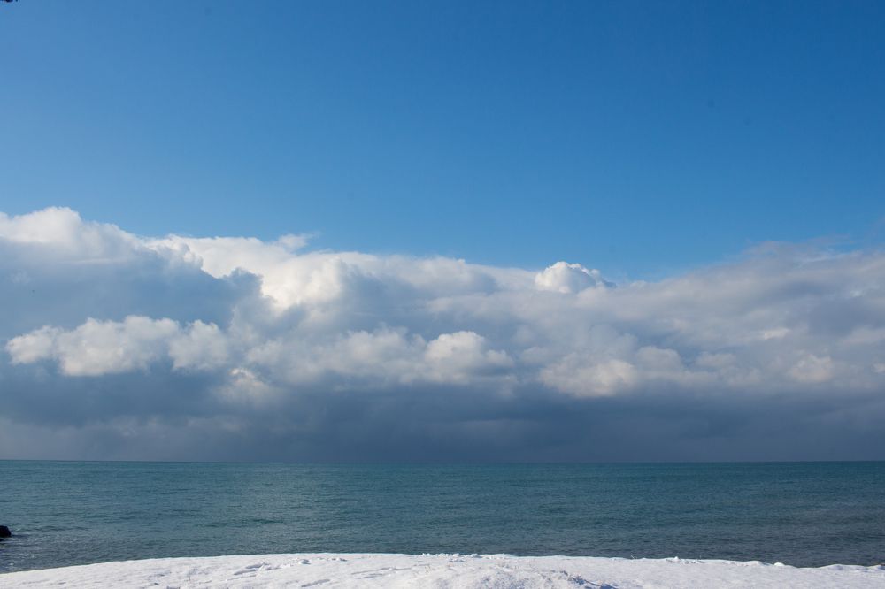 Белые облака, белый снег, синее море
