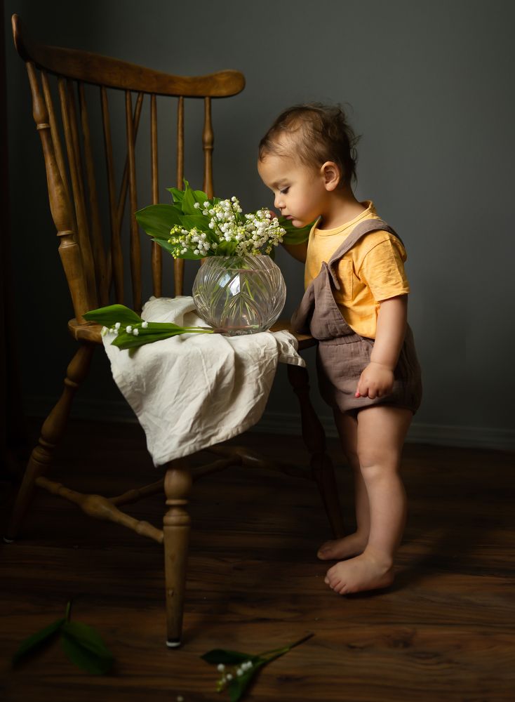 Мальчик и ландыши