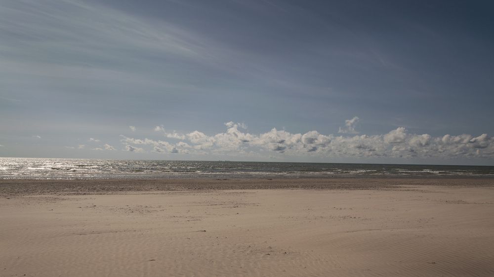 Проплывая над морем