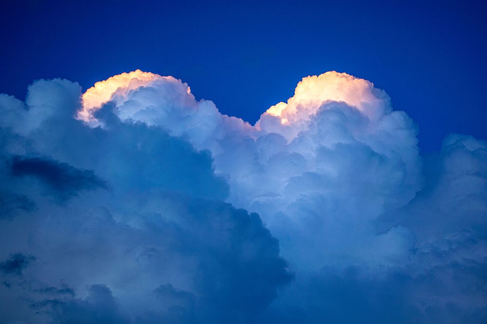 Кучевые облака, похожие на шапки Эльбруса, над Ейским лиманом.