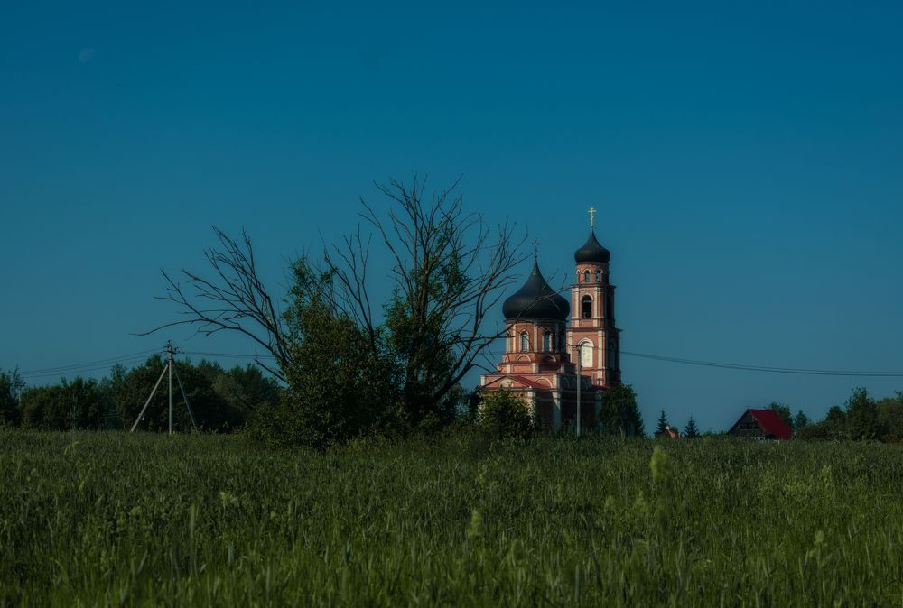 одинокое деревце  и церквушка 2