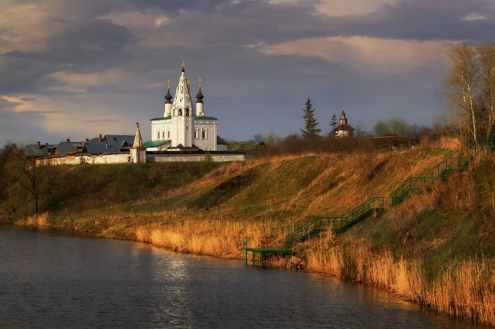Перед грозой (Суздаль, Александровский монастырь)